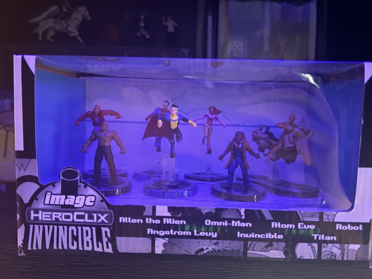 _Crisppp's tweet photo. @RobertKirkman Hey! I recently bought a signed Heroclix Invincible set from 2006 because I’ve been getting into the game and I love your shows, I was just wondering if this is your signature, it looks similar but do you remember signing any Heroclix 😂 https://t.co/9p8LpjurNb