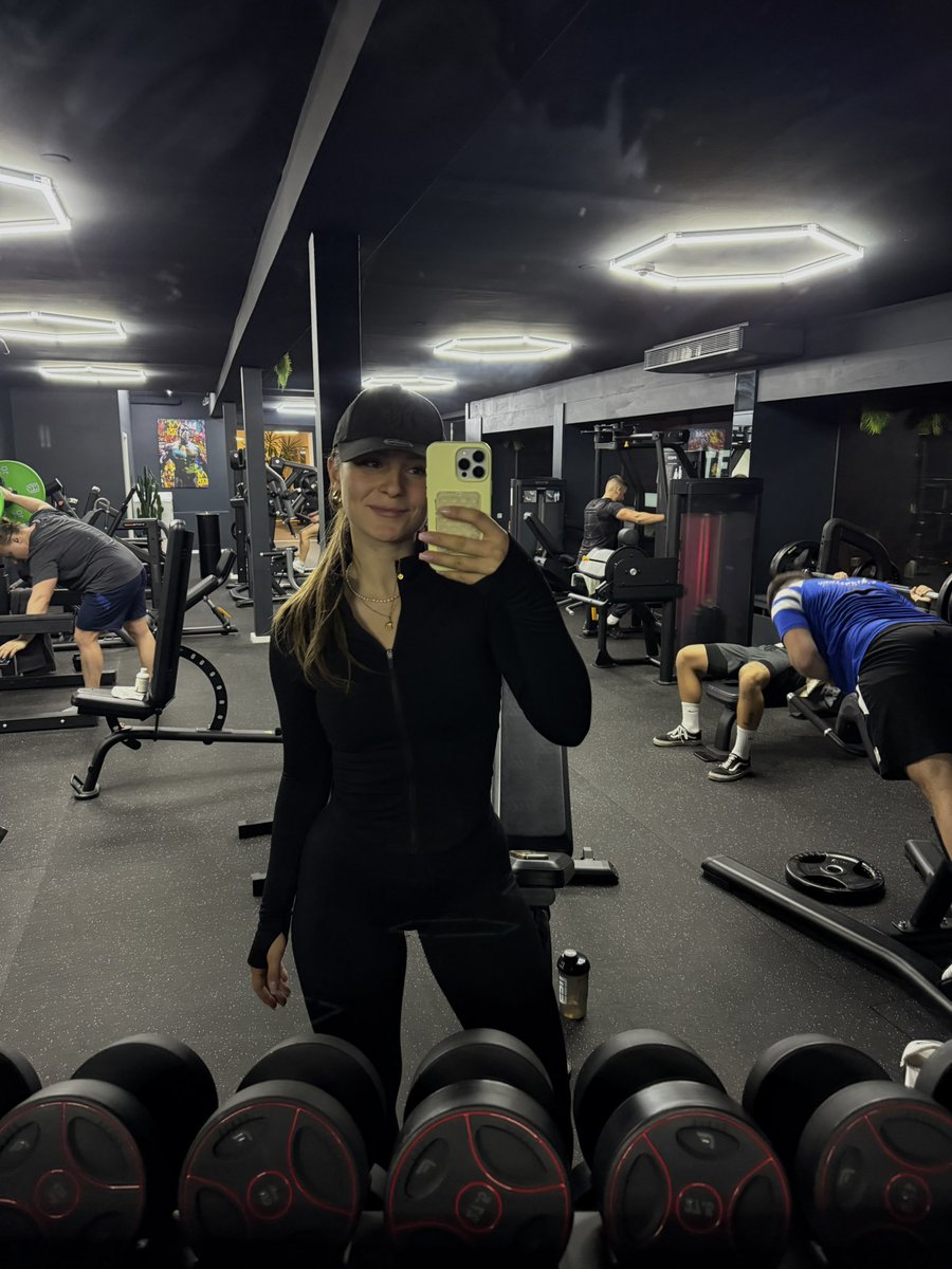 Laura tweet media