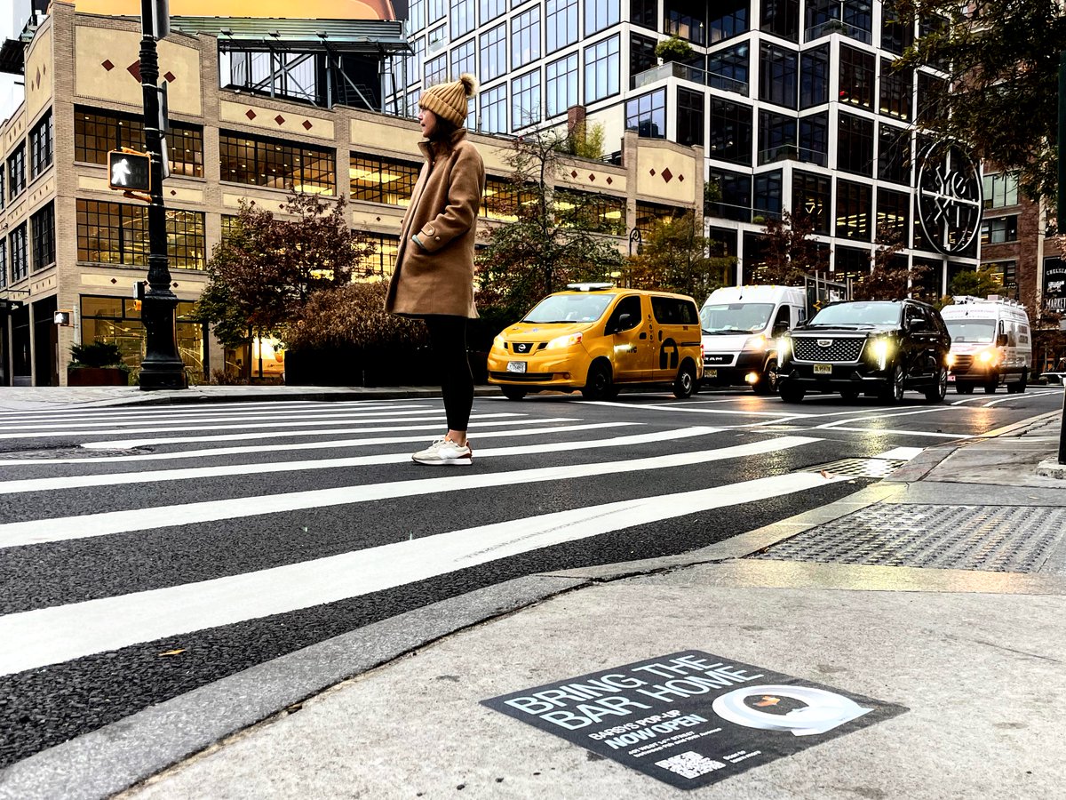 Holiday pop up shop season is here! We teamed up with Barsys to install sidewalk decals near their storefront in the Meatpacking District in NYC! We directly targeted people on their daily commutes, and holiday shoppers alike, driving traffic to their store!
#gogorillamedia #nyc