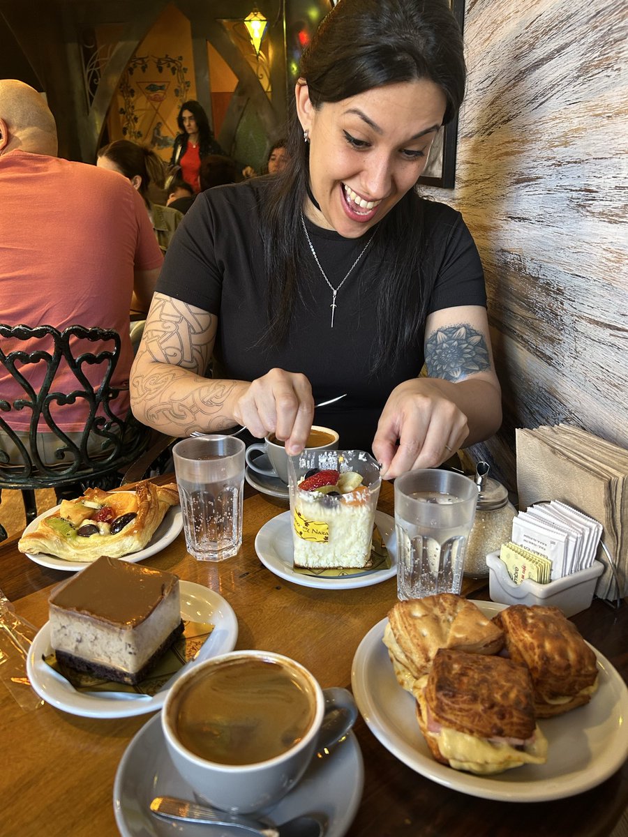 manu_coding's tweet image. Si mi mujer es la más bonita, se dice y punto. Me encanta la cara de felicidad que pone cuando salimos a desayunar/merendar 🥰 @ValtoryDev