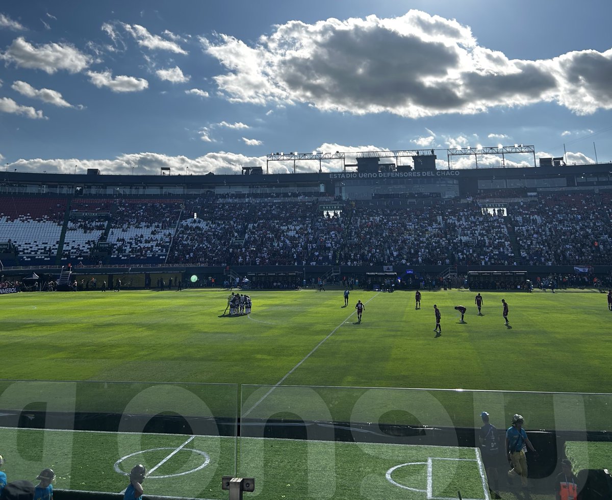 victorbarbuza's tweet image. Aos jogadores do Galo: perdoem a torcida por cobrar tanto. Vocês são super pressionados, é duro lidar com tantos desafios. Agradecemos o favor que estão fazendo ao clube. Uma pena terem voado tão longe para uma final que nem existiria se não tivessem perdido outra no ano passado.…