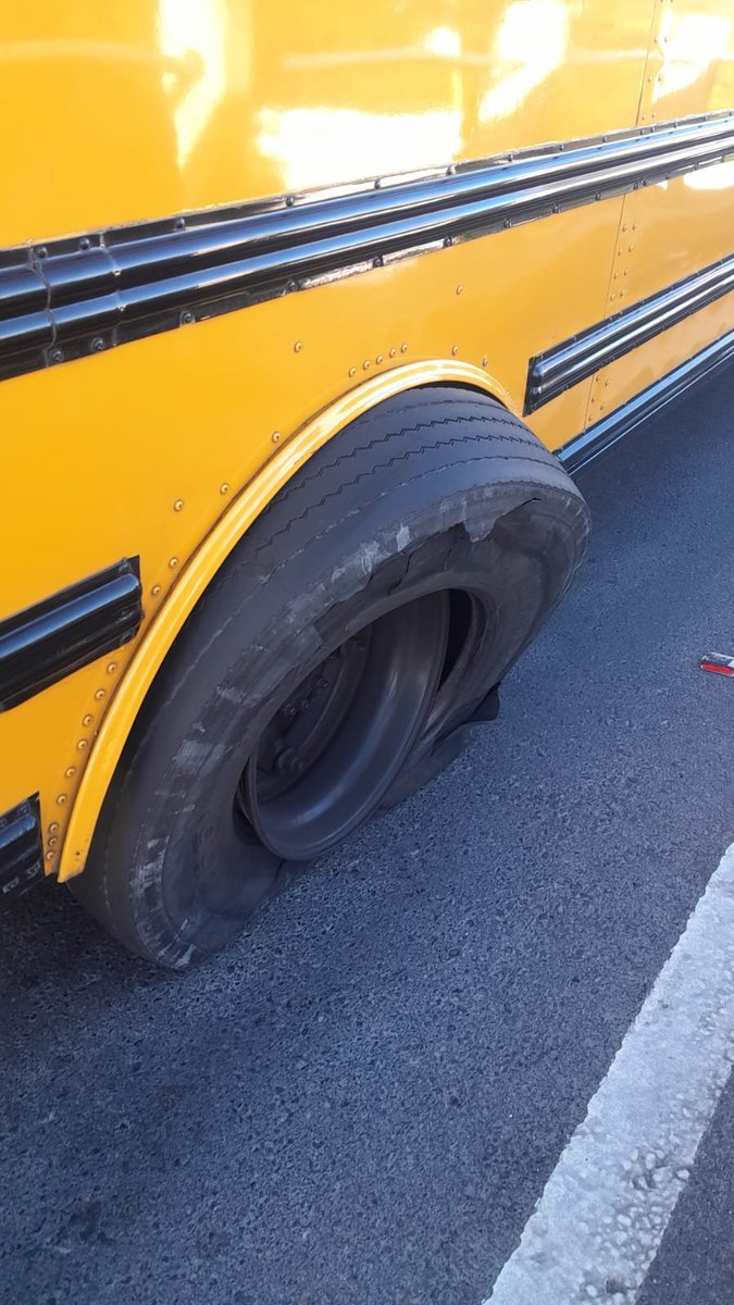 ElHeraldoGuate's tweet image. MIXCO: 
Bus con desperfectos mecánicos sobre Km 18.5 ruta Interamericana con sentido hacia Oriente, agentes PMT accionan medidas para el pronto retiro de este. 
#TránsitoMixco #TransitoGT #TraficoGT