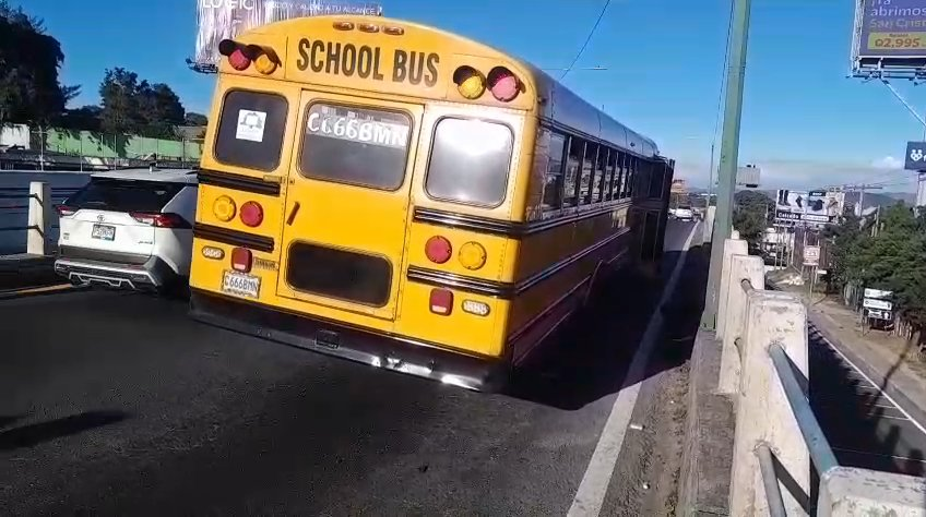 ElHeraldoGuate's tweet image. MIXCO: 
Bus con desperfectos mecánicos sobre Km 18.5 ruta Interamericana con sentido hacia Oriente, agentes PMT accionan medidas para el pronto retiro de este. 
#TránsitoMixco #TransitoGT #TraficoGT