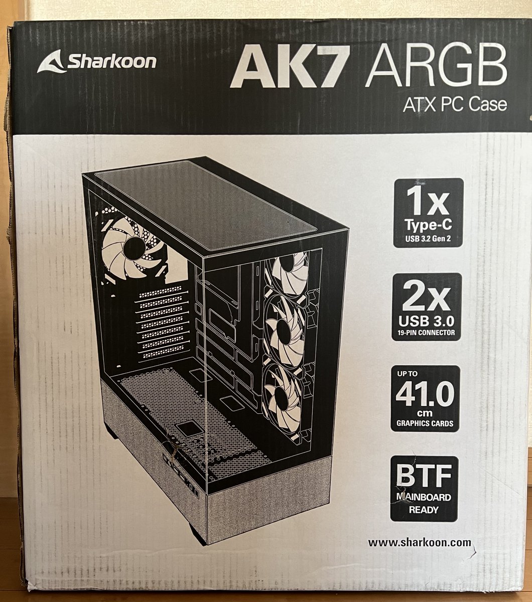 KPC24995633's tweet photo. #ドスパラでこれ買った

SHARKOON AK7

コンパクトでATXマザー対応ケースを探していました。
Dパラオリジナルも展開されているMOTECHのXRが有力候補でしたが背面端子対応且つスイッチ類が低い位置にあるのはケーAK7のみでした。
XRのほぼ2倍ですが買って良かったかな
通販も営業所留め対応は助かる！ https://t.co/d2KPrVZPrT