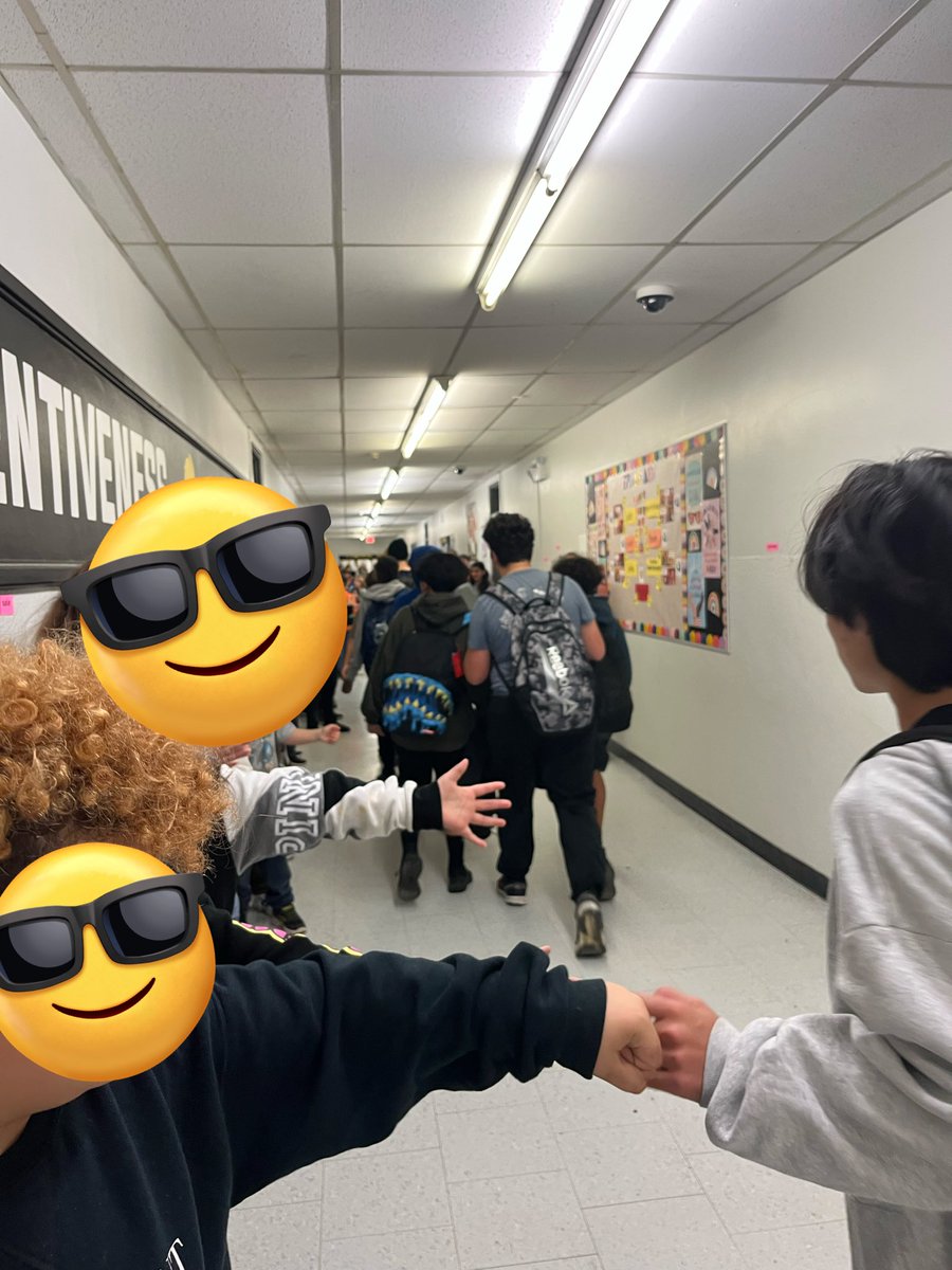 cjansseune's tweet photo. Our boys basketball team is heading to City Finals, so of course we had to do a clap out for them! Woohoo! 👏🏼🏀⛹🏽 @KnollwoodPark1 https://t.co/blnEoBgXzw