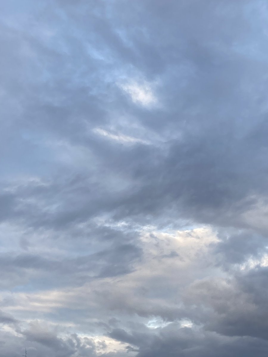 soap_dreamer's tweet image. おはようございます。
11/25(火)もよろしくお願いします。
連休明けの今日は、雲の多い一日となりそうです。
心は穏やかに過ごせますように……

#空を見上げて #出勤