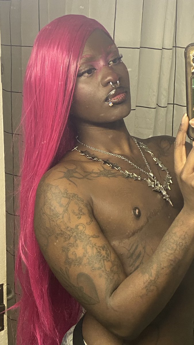 Demianstrg's tweet image. i love pink