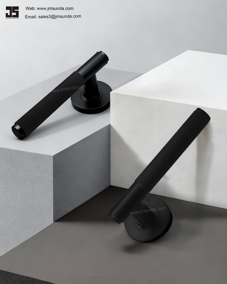 Carriefong168's tweet image. Not loud.
Not fragile.
Just confidently engineered. ⚫
Matte black + knurled grip = hardware with purpose.
#DoorHandle #HardwareDesign #Contractors