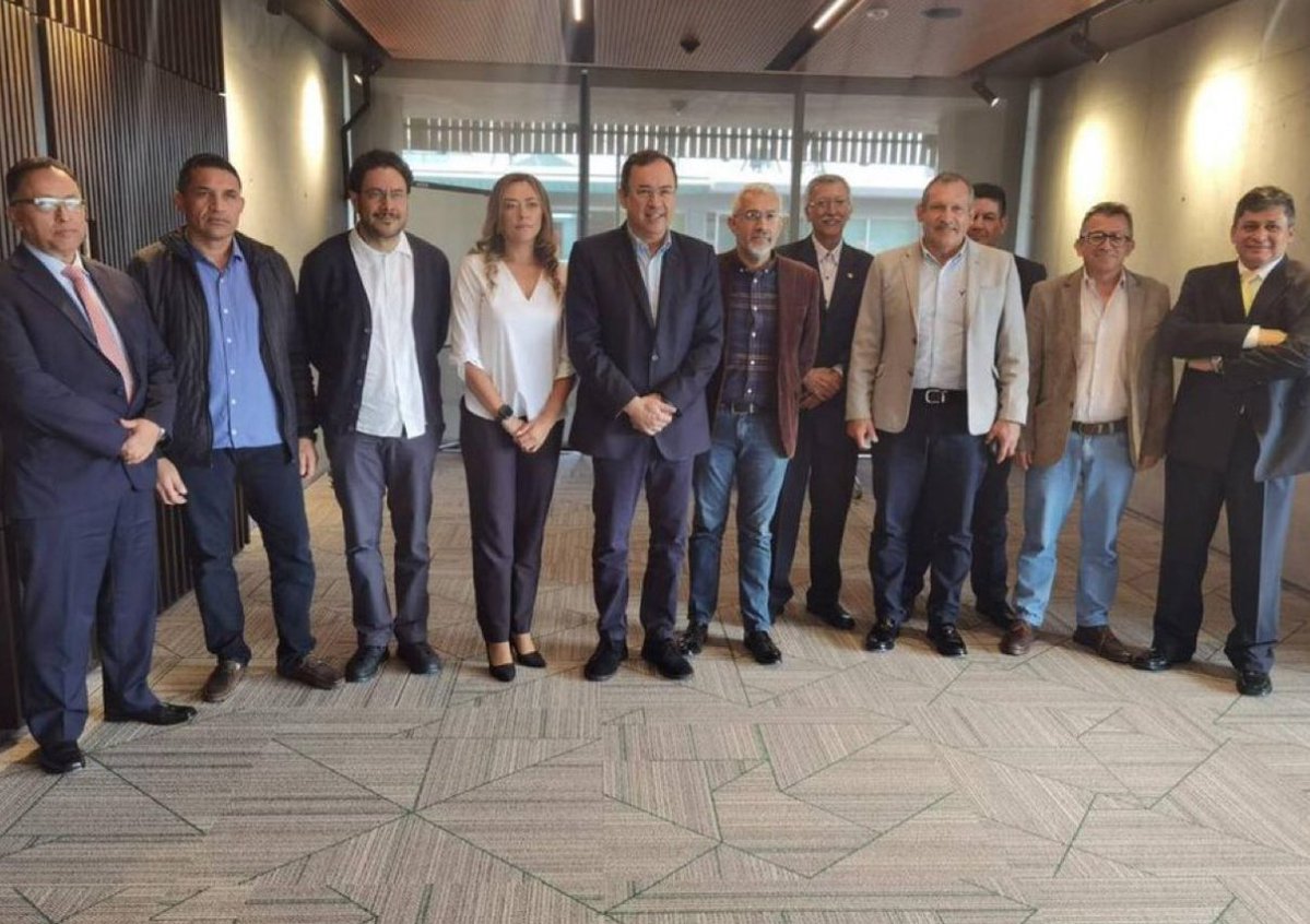 CeDemocratico's tweet image. El general Huertas, reintegrado al Ejército por este gobierno, pese a los señalamientos que han circulado en su contra, asumió funciones clave en la designación y traslado de personal y en la escogencia de comandantes.

¿Por qué fue reincorporado a un cargo de tanta influencia?…