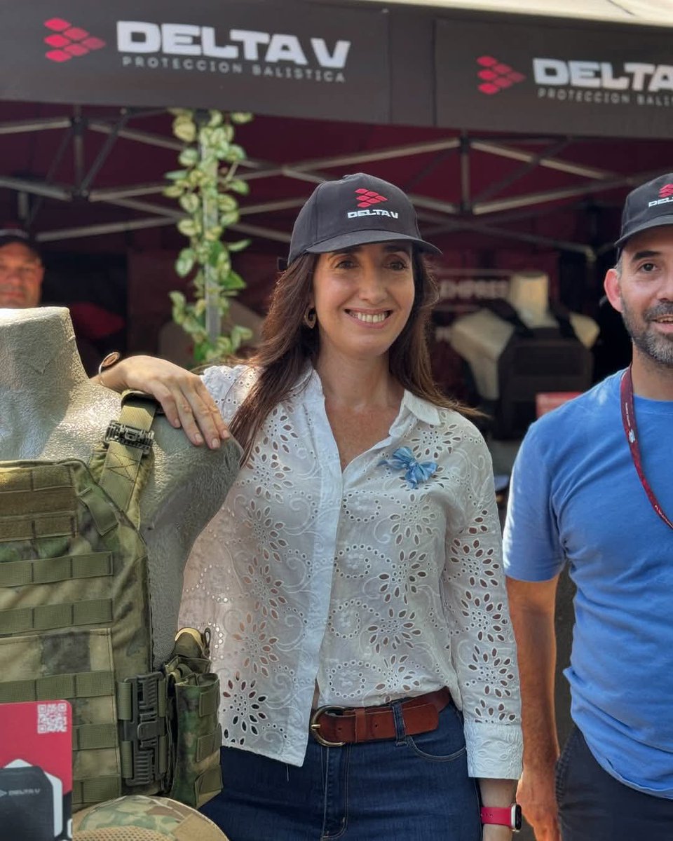 FabuRider06x's tweet photo. 👌✝️🇦🇷 @VickyVillarruel #BERSA es un ejemplo de industria nacional competitiva y recursos humanos de excelencia; eso es lo que somos los argentinos. Creemos en nosotros mismos, en el Estado argentino acompañando al sector privado que genera riqueza y empleo para nuestras familias; este es el camino a la prosperidad. Sigamos juntos esta línea. Hoy, en el Encuentro de Defensa y Seguridad BERSA 2024, pudimos ver a las empresas del sector que fabrican armas, chalecos antibalas, blindados y armas no letales, y también la invaluable presencia del Ejército Argentino, la PFA, Gendarmería, Prefectura y la PSA, junto con las fuerzas policiales de otras provincias. ¡Gracias por la invitación!🇦🇷🇦🇷 @bersaucantrust #BERSAArmas #VictoriaVillarruel