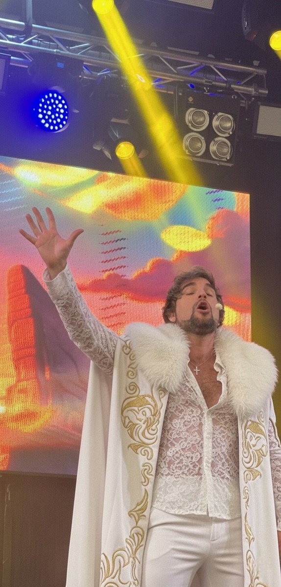 Mi homenaje a El Rey León 🦁✨

Un recuerdo precioso de mi paso como Simba,
en uno de los musicales más mágicos y queridos.
Una experiencia que me marcó para siempre.

Hakuna Matata.

#ElReyLeón #Simba #Musical #JavierArro