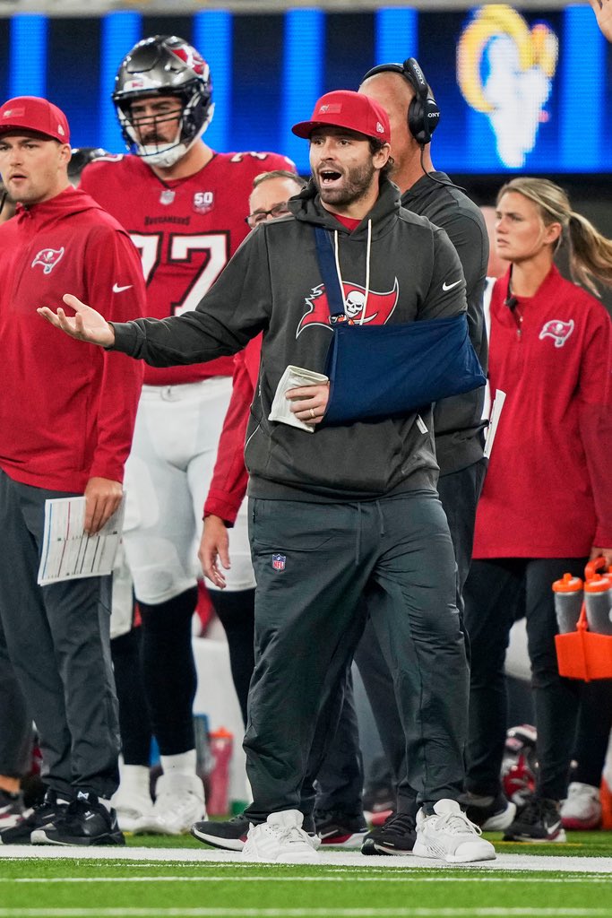 RapSheet's tweet image. #Bucs QB Baker Mayfield, who went down on Sunday with a sprained left shoulder, has a low-grade sprain, source said following the MRI. Good news with an eye toward next week.