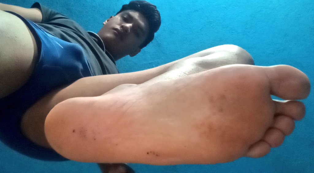 UlisesHuit92092's tweet photo. Alguien gusta un pisotón en la cara?🤤🤤🥵 https://t.co/8SdOk4UTFa