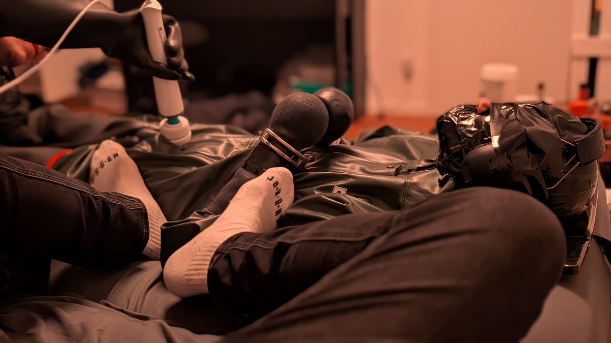 You like it nice and tight and sweaty🥵🔥
Picture By <a href="/Kinkx_Kenyo/">Kenyo</a> 

#sub #dom #kinky #session #bdsm #rubber #breathplay #gloves #tape #handcuff