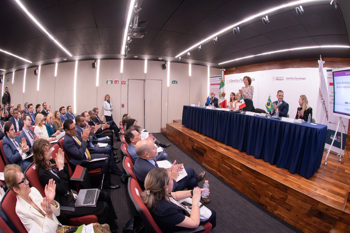 Secihti_Mx's tweet image. Entre los puntos a colaborar, la secretaria exhortó a sumar la #supercomputación como un área estratégica para impulsar la soberanía tecnológica regional. “Queremos que haya cooperación, intercambio de jóvenes estudiantes e intensificar nuestra relación en estos términos”. ➡️3/6