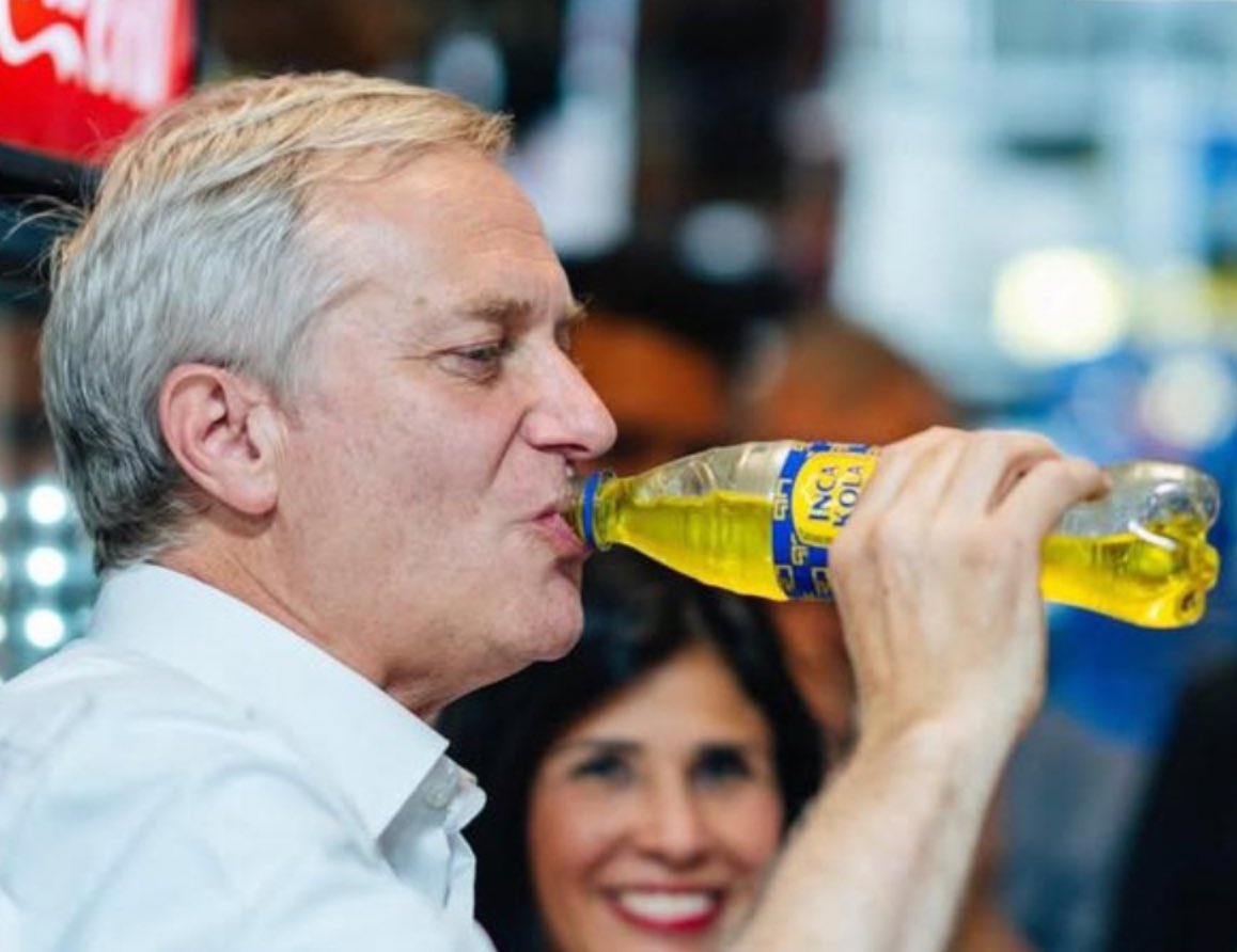 mostritoypirana's tweet image. 📸 1: José Antonio Kast toma Inca Kola en Arica después de anunciar que deportará a migrantes ilegales en Chile por la frontera con Perú.
📸 2: José Jerí se toma una Inca Kola en Tacna tras informar que declarará en emergencia la frontera
@mlacorvalan @roropizzino @jmhidalgo