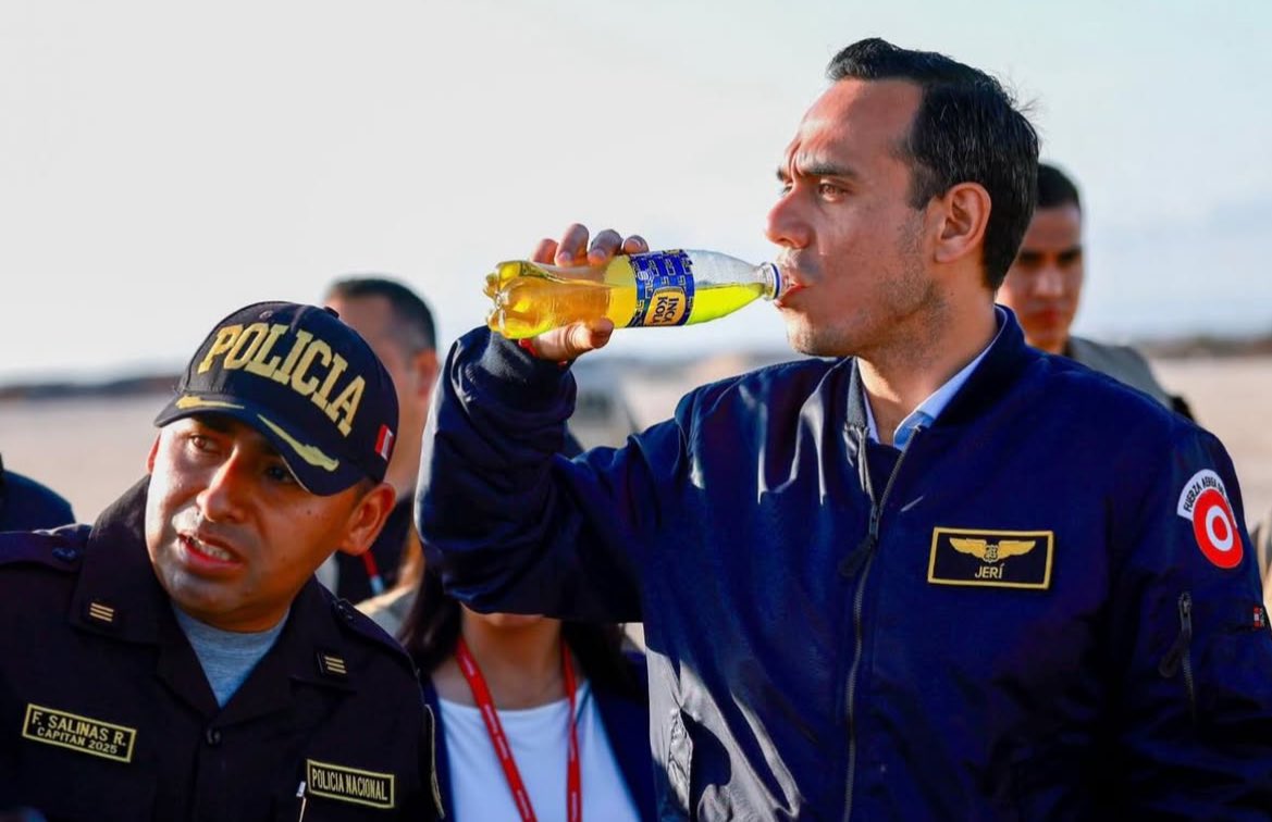 mostritoypirana's tweet image. 📸 1: José Antonio Kast toma Inca Kola en Arica después de anunciar que deportará a migrantes ilegales en Chile por la frontera con Perú.
📸 2: José Jerí se toma una Inca Kola en Tacna tras informar que declarará en emergencia la frontera
@mlacorvalan @roropizzino @jmhidalgo