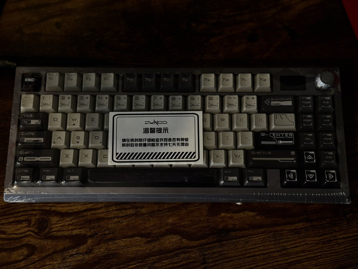 ch2pter's tweet image. thank you @zynoo_offcial for sending out this board i’m so excited to test it out. first impressions are insane. they give you screws, keycaps, a screwdriver and key puller and switch remover, and straps like the wooting. honestly one of the best unboxing experiences i had.