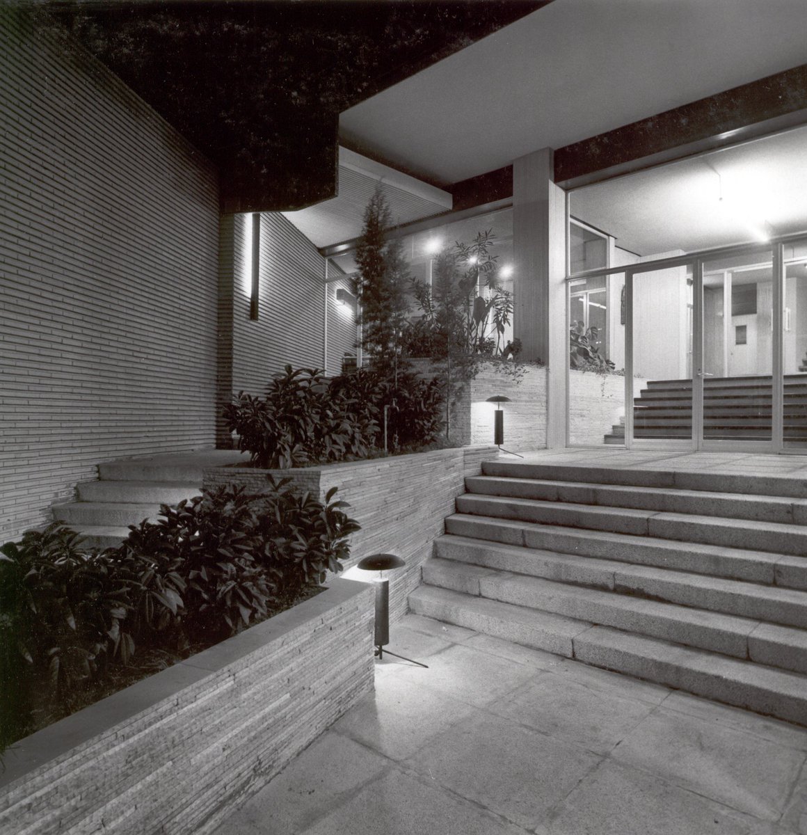 TRES60Blog's tweet image. Detalles del Edificio de viviendas y oficinas en la calle O´Donnell, 33, Madrid (Spain). Proyectado por Antonio Lamela en 1956.

#arquitectura #AntonioLamela #LamelaArquitectos #Madrid