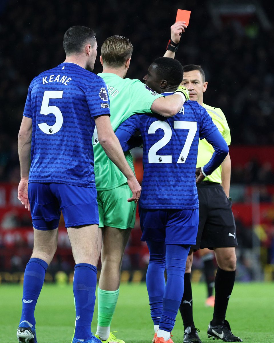 proxelpappy's tweet image. So, Everton was playing so good against Man U that they decided to reduce  themselves to 10 men and still won the match.