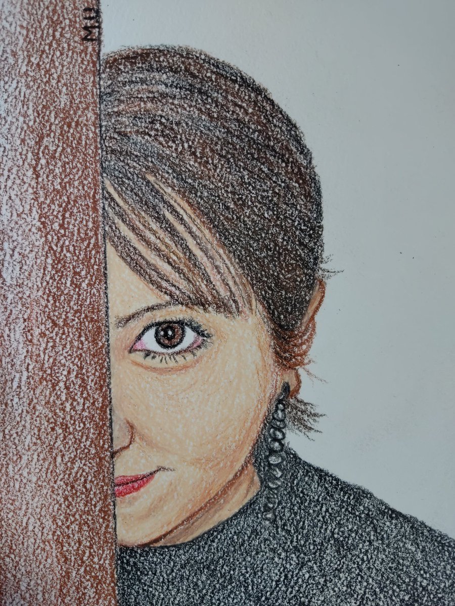 [番外編]
浜辺美波さん、描いてみた🎨
#浜辺美波
#みーちゃん
#色鉛筆画　#模写　#似顔絵　
#女優
#イラスト
#イラスト好きな人と繋がりたい
色鉛筆練習😌
…美波さんに見えたら、いいねを😌