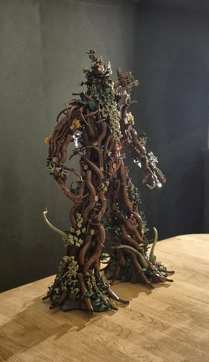 LEGOBrickBros's tweet image. Treebeard!

MOC by BenA_78 (Reddit)

#LEGO #LotR #Treebeard