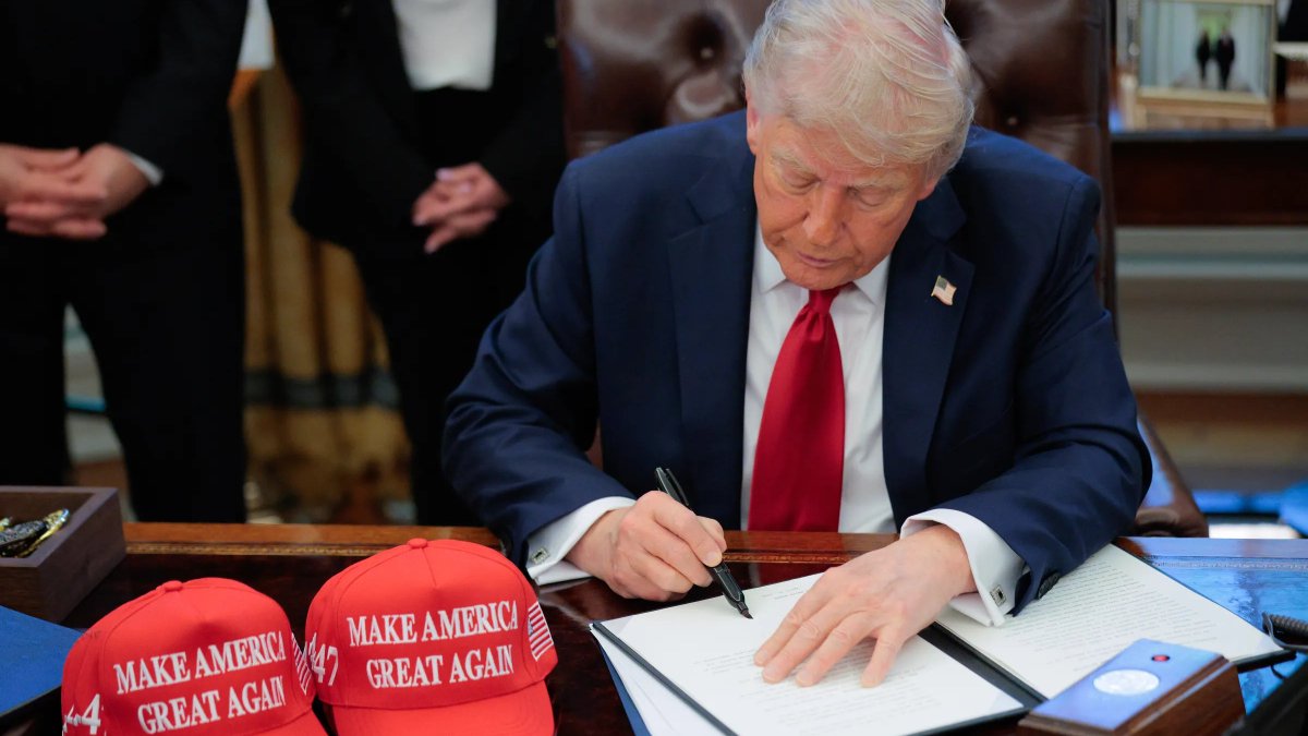 EricLDaugh's tweet image. 🚨 JUST IN: In a huge move, President Trump signs executive order launching a national Artificial Intelligence initiative, modeled after the MANHATTAN PROJECT in terms of its ambition

Trump has launched the &quot;Genesis Mission,&quot; a coordinated effort to surge AI &quot;innovation and…