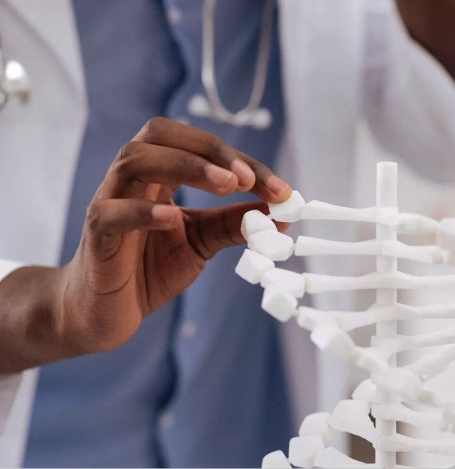 Investigadores de la Escuela de Medicina de Harvard y el Centro de Regulación Genómica de Barcelona desarrollan modelo de IA que puede identificar mutaciones genéticas causantes de enfermedades mediante el análisis de datos de cientos de miles de especies.
perplexity.ai/page/ai-model-…