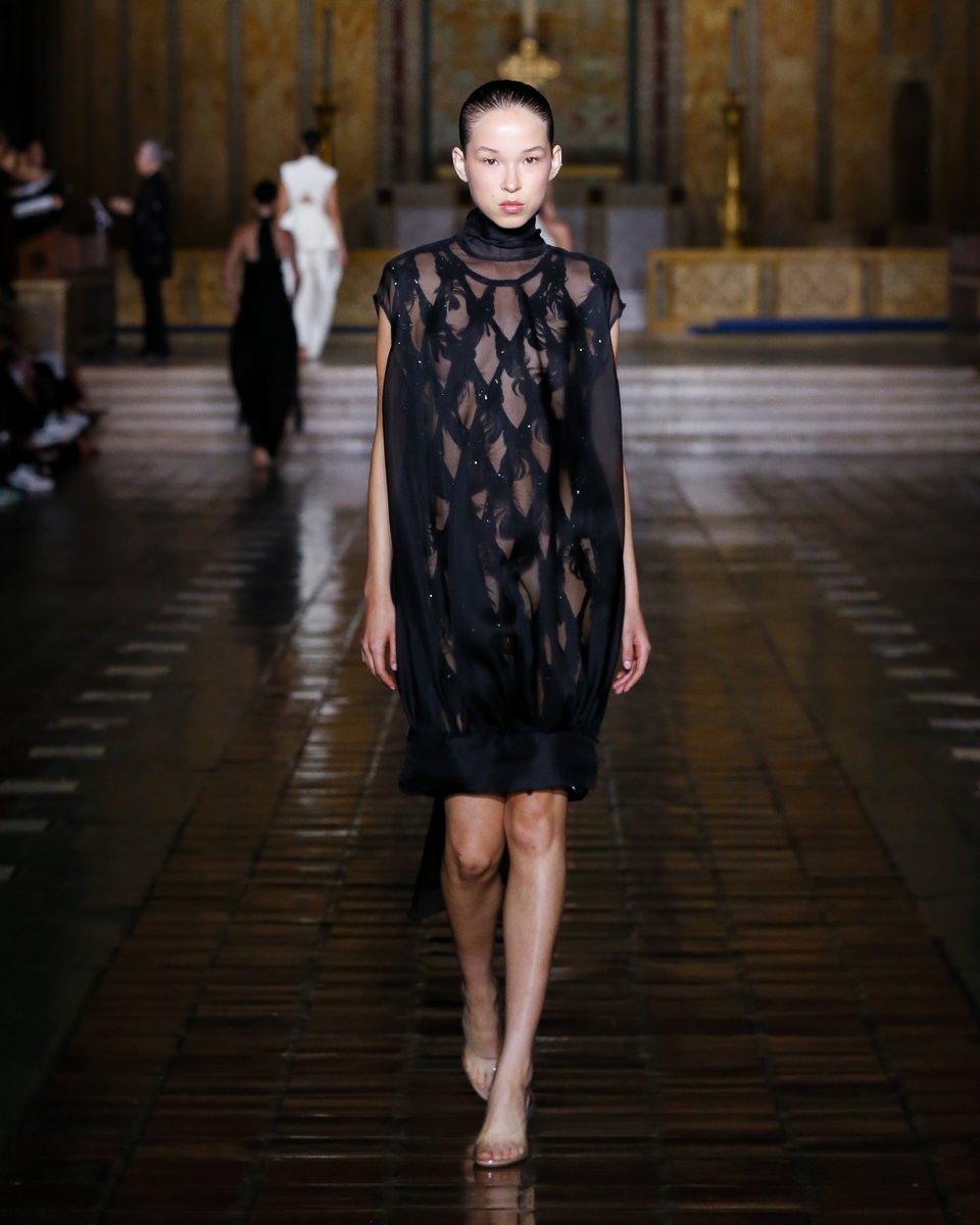 prabalgurung's tweet image. ⁠Muse Michelle

@michellemonaghan wears the Jet Crystal and Feather Hand Embroidery Sleeveless Sheath Dress from the Spring Summer 2026 collection to celebrate @onlynaturaldiamonds

Styling @karlawelchstylist @gracewrightsell @annabelleebentley
Photos @ryancsides