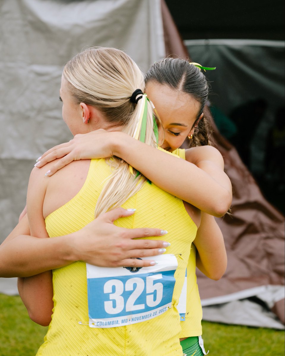 OregonTF's tweet image. Left with some hardware. What a season for the Women. 3rd in the nation.
#GoDucks