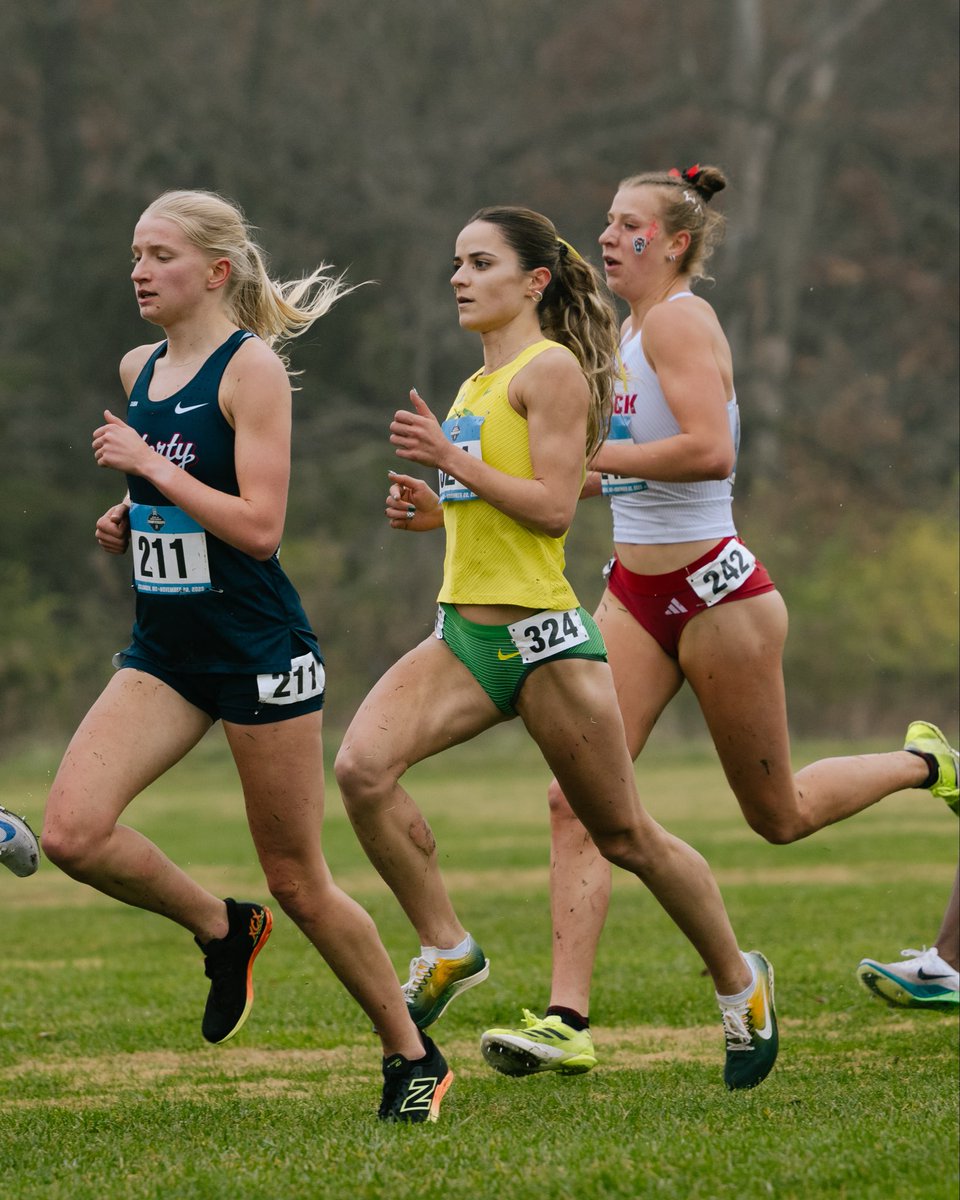 OregonTF's tweet image. Left with some hardware. What a season for the Women. 3rd in the nation.
#GoDucks