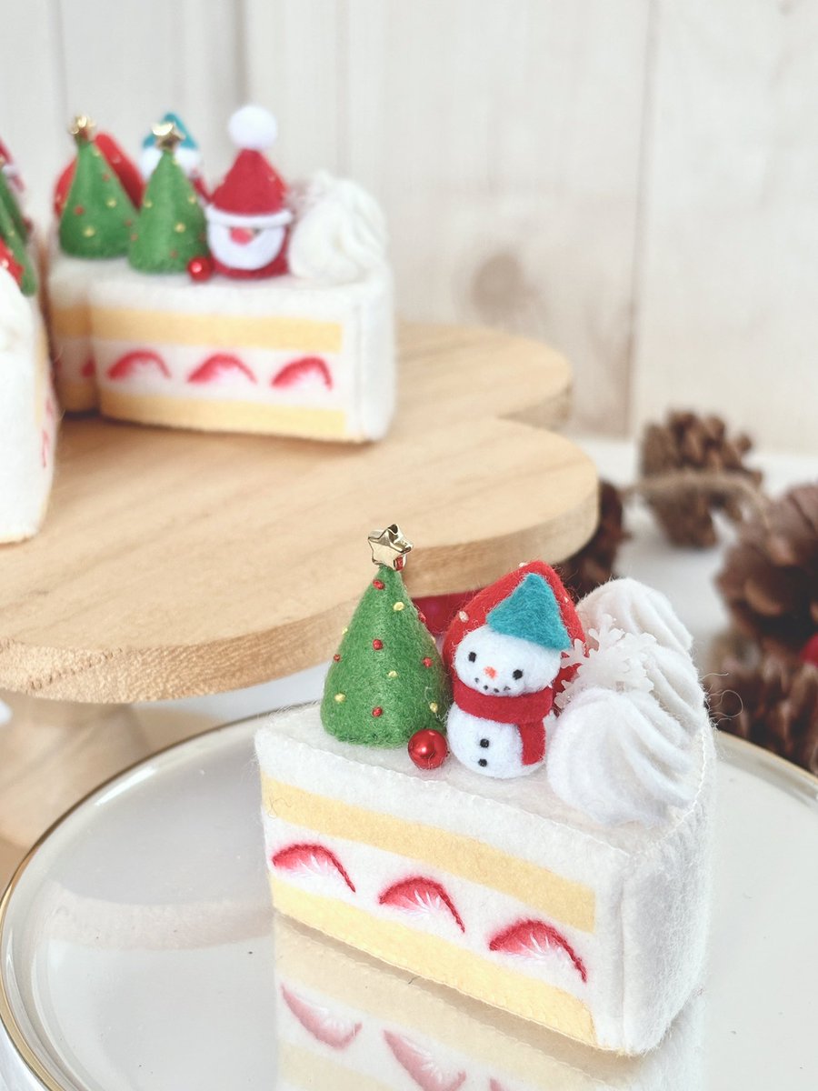 pre_memo_felt's tweet image. 𖧷⢄⡱新作♪

クリスマスケーキ🎄✨

シンプルな苺のショートケーキに
クリスマスツリーとサンタさん、雪だるまを乗っけてみました♪