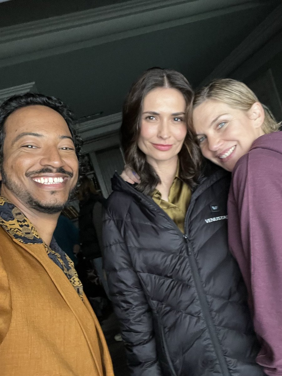 sambaschutte's tweet image. Just smile, Carol🙂🕺🏽✨ #pluribus