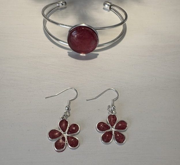 🌸 New at The Crafters Barn! 🌸

Handmade fuchsia floral earrings + matching blue bangle from New Heart Creations.

Silver-plated, resin-crafted &amp; beautifully unique.
See it here 👉 craftersbarn.co.uk/product/red-fl…

#HandmadeJewellery #ResinArt #SupportSmallBusinesses #CraftersBarn
