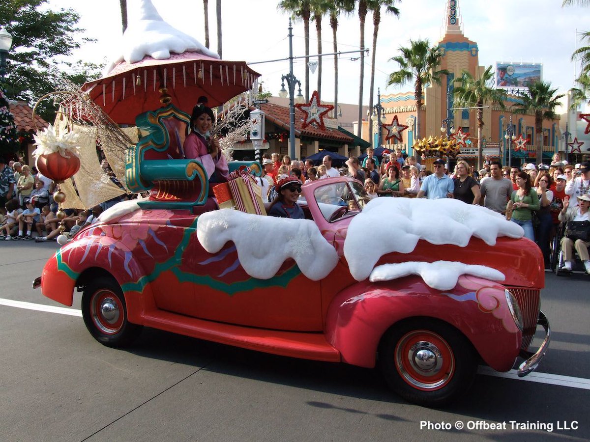 LikeaMouseTips's tweet image. Disney Christmas 2007-Mulan and Muppets riding in the Stars and Cars motorcade at  Disney-MGM Studios. Guests loved seeing Miss Piggy, almost as much as she loved their cheers. Photos courtesy the Santa System SantaSystem.com