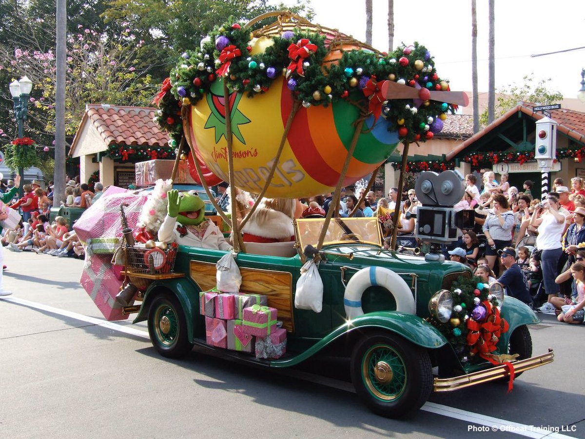 LikeaMouseTips's tweet image. Disney Christmas 2007-Mulan and Muppets riding in the Stars and Cars motorcade at  Disney-MGM Studios. Guests loved seeing Miss Piggy, almost as much as she loved their cheers. Photos courtesy the Santa System SantaSystem.com