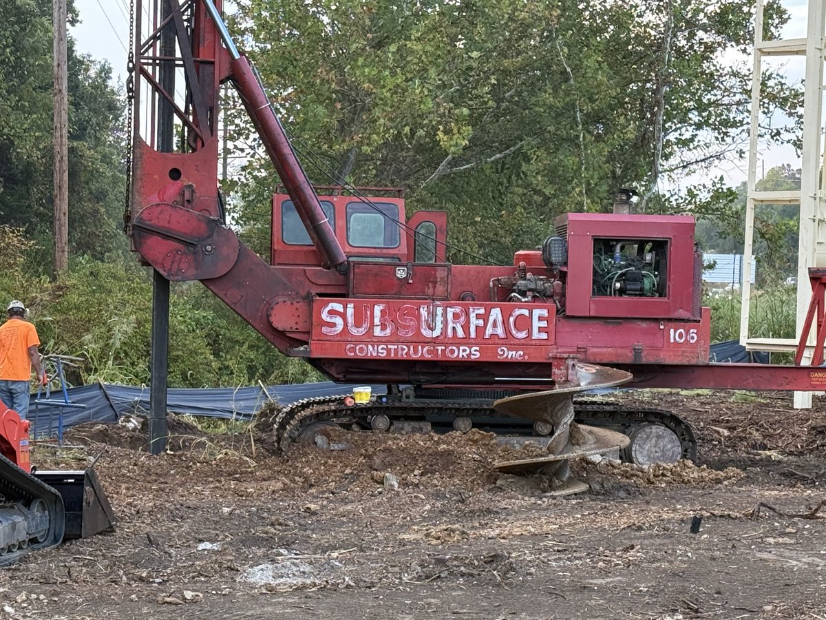 IUOE_513's tweet image. Operators are at work every day to make your commute safer. #Operator John Morgan with Sub Surface Constructors is drilling piers for new highway signs along Highway 61 in Wentzville. The project will make travel safer and smoother for everyone on the road.
