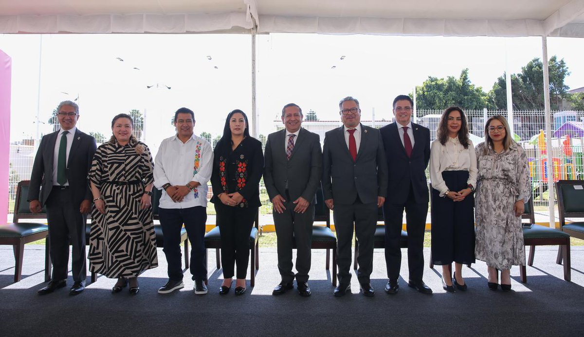 PJEdomex's tweet photo. #Comunicado📄
Cecofam Ixtapaluca abre sus puertas a las familias del oriente mexiquense

🔲 El Magistrado Presidente Héctor Macedo García inauguró el Centro de Convivencia Familiar en Ixtapaluca. 
🔲 Se suma a los Cecofam, ubicados en Toluca, Ecatepec y Nicolás Romero. 

“Tenemos que proyectar este Centro de Convivencia Familiar hacia el futuro, no debe quedar como un lugar frío, donde las convivencias sean sólo el cumplimiento de un requisito legal; necesitamos diseñar esquemas para que la mediación y la justicia restaurativa se incrementen a través de estos centros, que sean lugares donde surja una recomposición, una reintegración del tejido social y  la solución del conflicto de fondo, mediante la restauración de los procesos familiares” expresó el Magistrado Héctor Macedo García, Presidente del Tribunal Superior de Justicia del Estado de México, al inaugurar el Cecofam Ixtapaluca.

Conoce más información ⬇️⬇️
https://t.co/6vInecF5x5