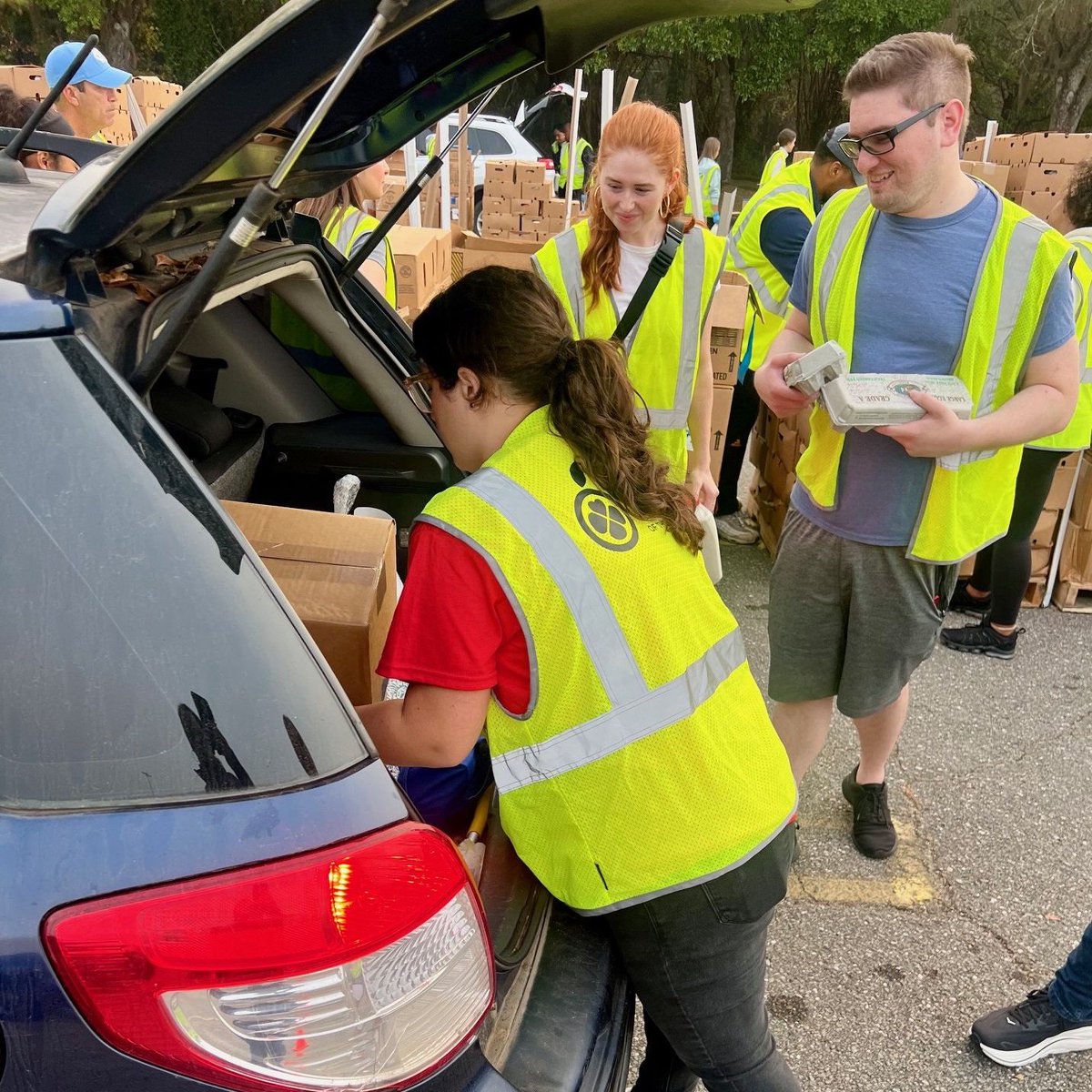 Serena_Davanzo's tweet photo. It’s the week of giving thanks for what you have. I am very grateful to WTXL for giving me a chance to help feed over 1500 families this weekend with our Turkey Drive. 
It was such a rewarding day helping out families in the big bend! https://t.co/cFSrUYr7QJ