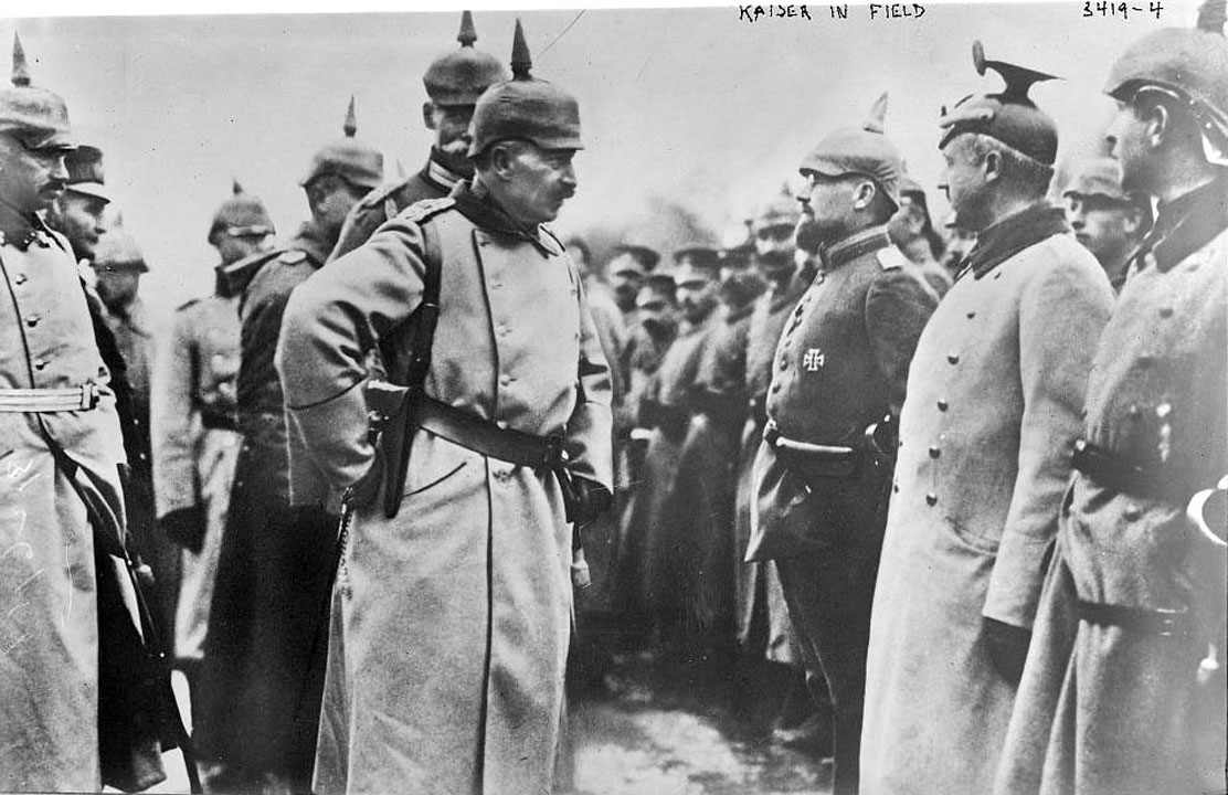 MilTechGuy's tweet image. Ever wonder why the Germans ran around with spike helmets?  Black-powder gun battles turned into smoke clouds thick enough to lose your own guys. The spike was basically a“friend, not target” antenna sticking out of the fog. Bonus trivia: not all of them were spikes.