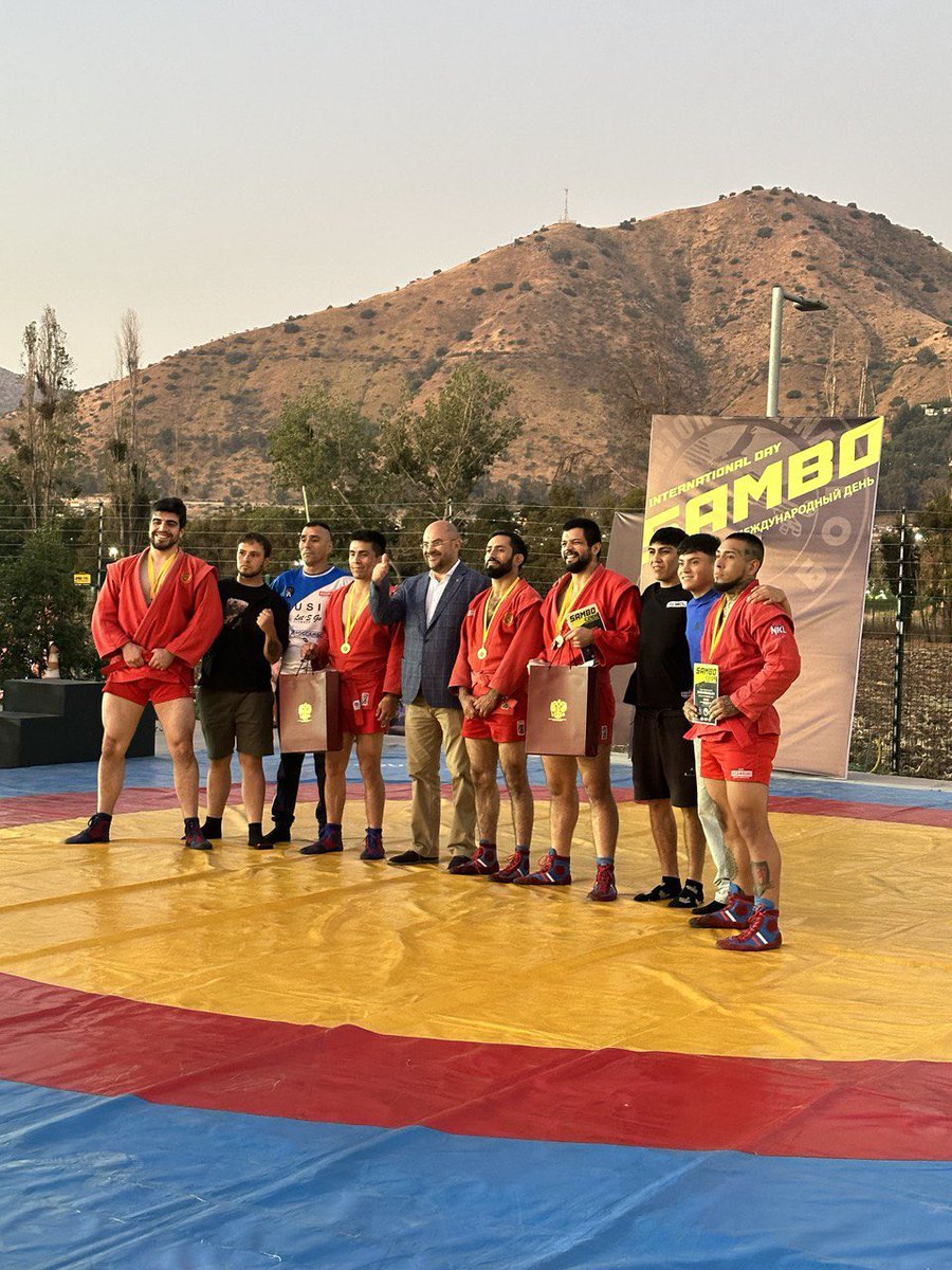 EmbRusChile's tweet image. 🤼‍♂️ El 23 de noviembre en Santiago se celebró la #Copa el Día Mundial del Sambo 

💬Al entregar las medallas y copas a los ganadores el #Embajador Belinsky destacó:

“Es un honor y una alegría compartir este día con los sambistas. Felicito por el Día Mundial de Sambo, un deporte