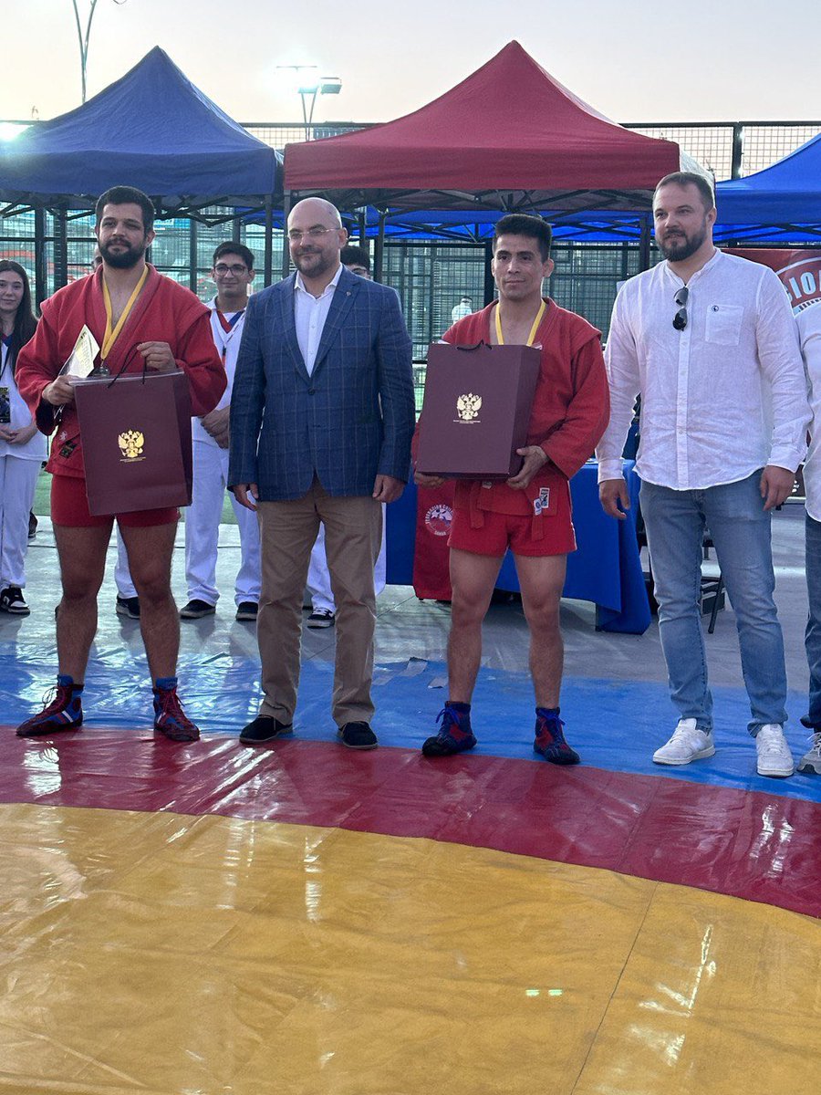 EmbRusChile's tweet image. 🤼‍♂️ El 23 de noviembre en Santiago se celebró la #Copa el Día Mundial del Sambo 

💬Al entregar las medallas y copas a los ganadores el #Embajador Belinsky destacó:

“Es un honor y una alegría compartir este día con los sambistas. Felicito por el Día Mundial de Sambo, un deporte