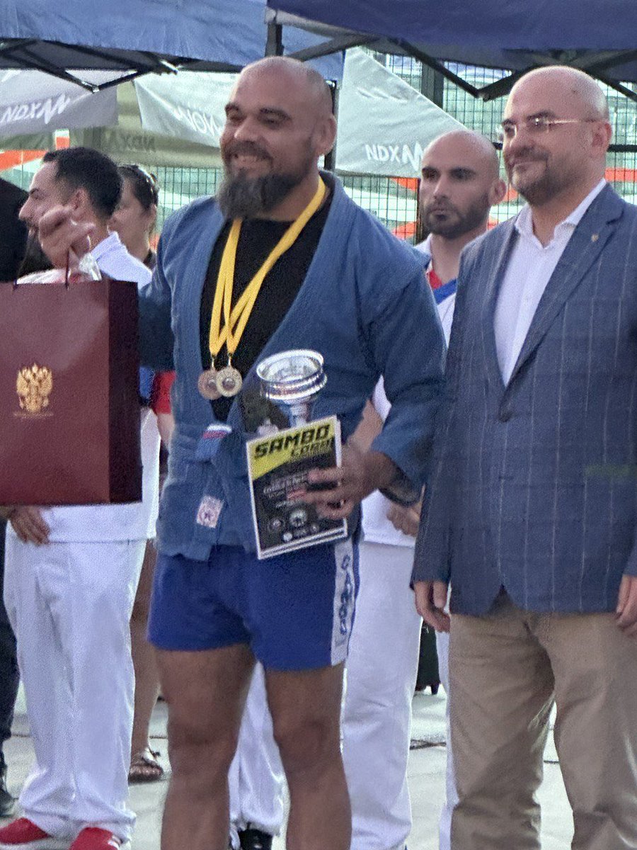 EmbRusChile's tweet image. 🤼‍♂️ El 23 de noviembre en Santiago se celebró la #Copa el Día Mundial del Sambo 

💬Al entregar las medallas y copas a los ganadores el #Embajador Belinsky destacó:

“Es un honor y una alegría compartir este día con los sambistas. Felicito por el Día Mundial de Sambo, un deporte