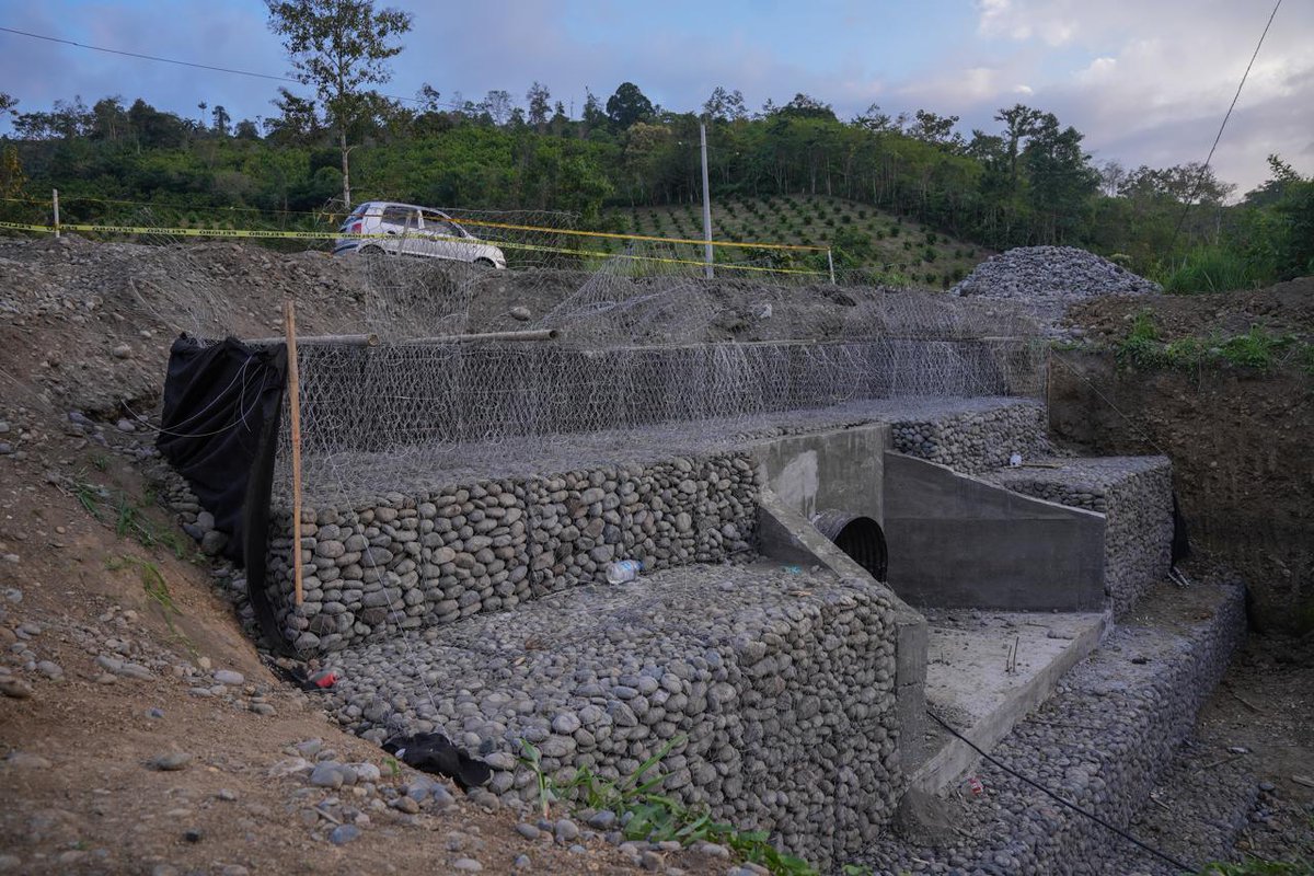 🚧 Hablemos de obras 👷🇪🇨

📍 En Esmeraldas, trabajamos en la rehabilitación de 37 puntos críticos de la Red Vial Estatal E20, tramo Quinindé – Esmeraldas, una intervención que también beneficia a los cantones de Río Verde, Atacames, San Lorenzo y Muisne. Esta acción, con una