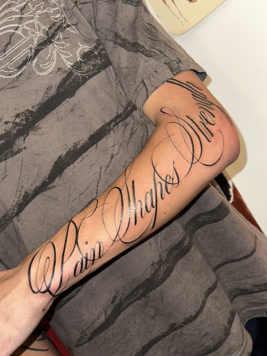 fablikedeath's tweet image. pain shapes strength