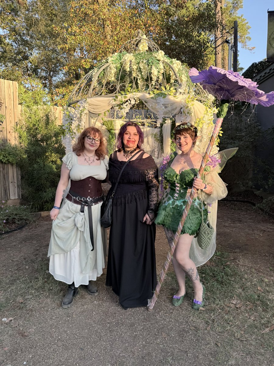 Meet your online friends and go to ren faire with them!!   💕