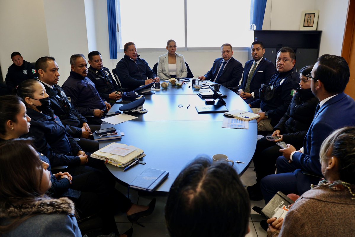 SSPPCSnAndresCH's tweet image. 🔹 En la Mesa de Seguridad y Justicia, la presidenta @LupitaCuautleT, el secretario Luis Flores Fierros, así como las y los mandos operativos de la #SSPPC, evalúan avances, ajustan protocolos y refuerzan la coordinación para proteger a las familias sanandreseñas.