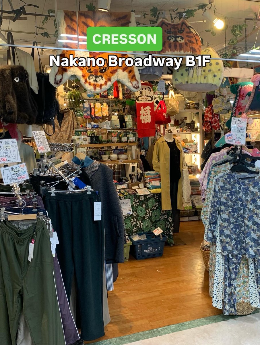 Kunshoyasan's tweet image. こんにちは♪

駅から中野ブロードウェイへの道もキラキラになっていました

中野ブロードウェイ地下1階
ギフトショップクレソンに
メッセージチャームが沢山入りました

お祝いのギフトなどにご利用ください♪
#nakanobroadway #中野ブロードウェイ