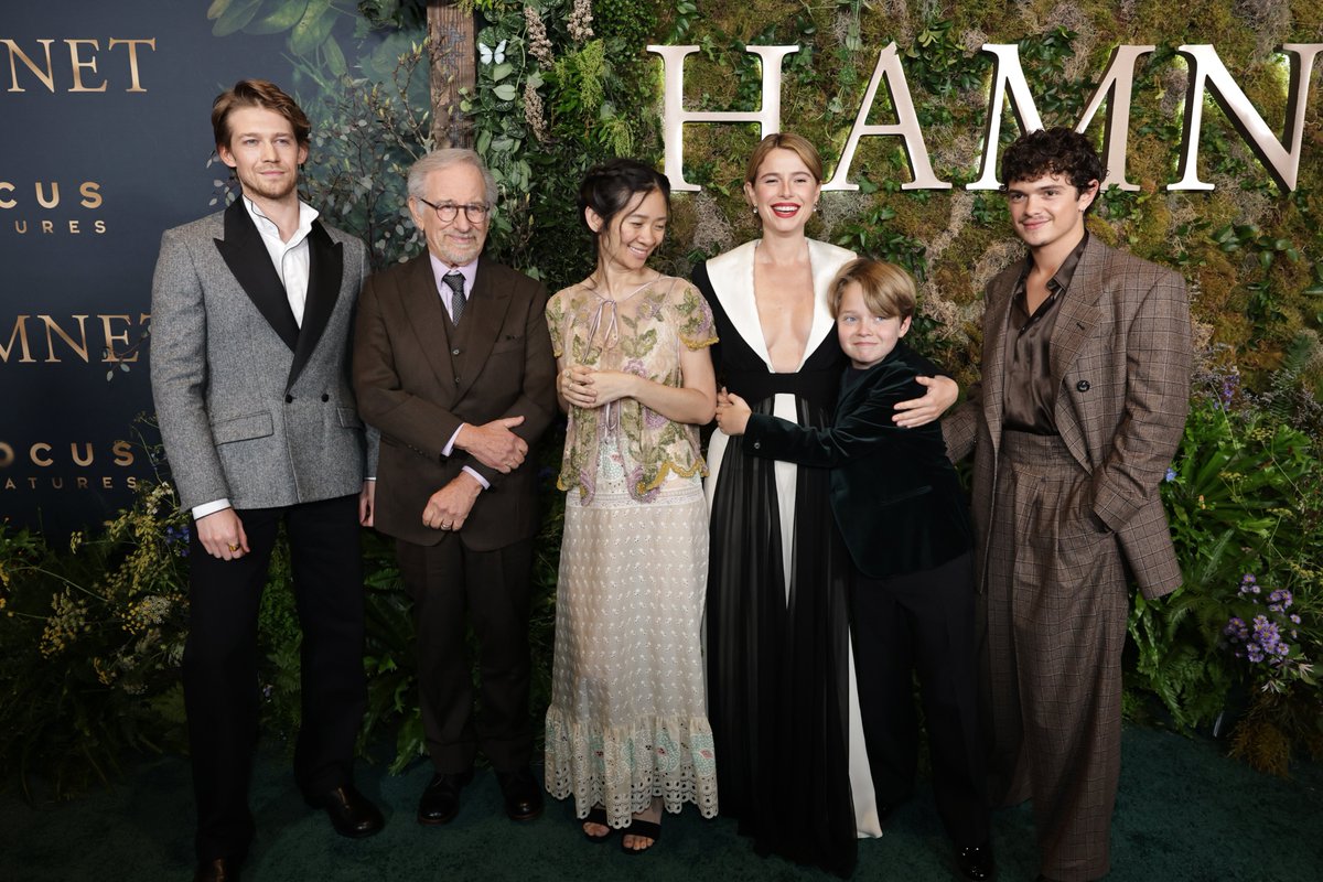 universalpicspe's tweet image. Jessie Buckley, Noah Jupe, Joe Alwyn,  la directora Chloé Zhao y el productor Steven Spielberg presentes en el avant premiere de Los Angeles de la muy bien recibida #Hamnet, evento al que asistió invitada nuestra compatriota Isabela Merced. 𝗘𝘀𝘁𝗿𝗲𝗻𝗼 𝗷𝘂𝗲𝘃𝗲𝘀 𝟮𝟵 𝗱𝗲…