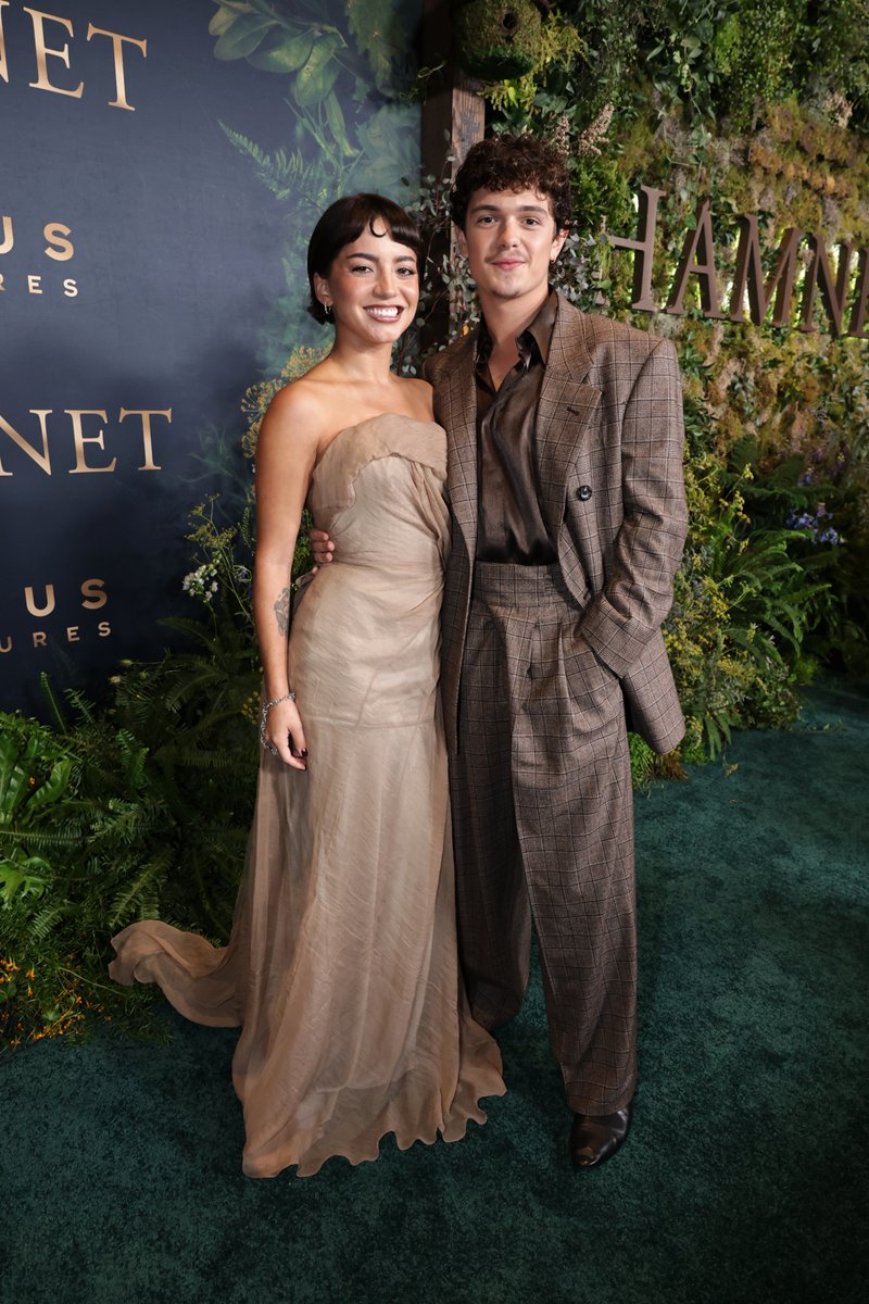 universalpicspe's tweet image. Jessie Buckley, Noah Jupe, Joe Alwyn,  la directora Chloé Zhao y el productor Steven Spielberg presentes en el avant premiere de Los Angeles de la muy bien recibida #Hamnet, evento al que asistió invitada nuestra compatriota Isabela Merced. 𝗘𝘀𝘁𝗿𝗲𝗻𝗼 𝗷𝘂𝗲𝘃𝗲𝘀 𝟮𝟵 𝗱𝗲…